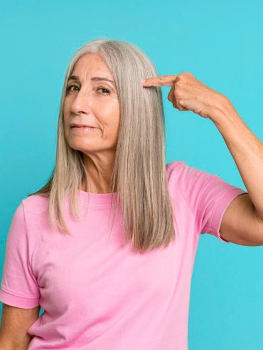 Erreur capillaire à éviter après 60 ans : découvrez pourquoi !