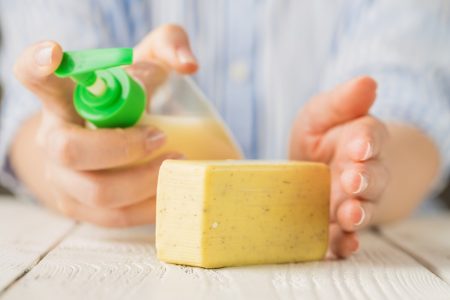 Solide ou liquide : quel savon choisir selon un expert ?