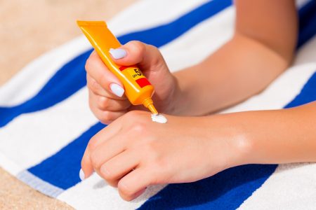 Attention : votre crème solaire pourrait être dangereuse !